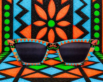 Handgeschilderde kosmische zonnebril | Op Amazigh geïnspireerde gerecyclede festivalkleding (UV400 Cat 3)