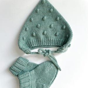 Può includere: Un set di tre tazze in ceramica con finitura opaca e macchiettata. Ogni tazza presenta un colore diverso: azzurro, crema e grigio. Le tazze hanno un design semplice e moderno e un manico comodo.