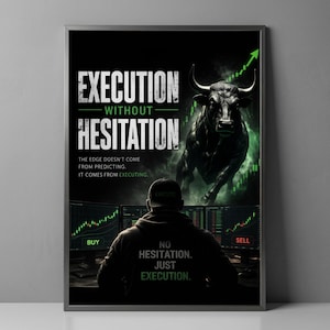 Puede incluir: Un póster enmarcado con fondo negro que presenta un toro embistiendo y las palabras "EXECUTION WITHOUT HESITATION". Debajo, una persona está sentada frente a pantallas de ordenador que muestran gráficos bursátiles. El tema del póster está relacionado con las finanzas y el trading.