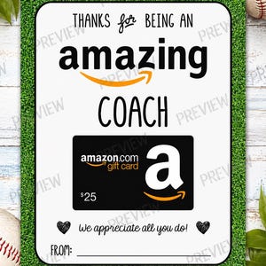 Può includere: Buono regalo con bordo verde e tema baseball. La carta recita "Grazie per essere un allenatore fantastico" con un buono regalo Amazon da 25 €. Include lo spazio per scrivere "Da:" e due grafiche a forma di cuore nero.
