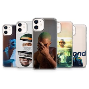 Op de afbeelding: Een verzameling van vijf iPhone-hoesjes met afbeeldingen van een persoon. De hoesjes tonen verschillende portretten, waaronder een met de tekst "I'm sure we're all in another dimension". De hoesjes hebben een heldere, glanzende afwerking.