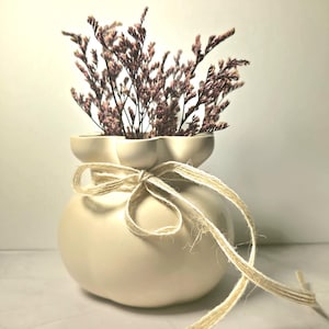 Vase in Beutelform aus Keramik, Handmade Boho Deko Vase, Minimalistisches Design, Blumenvase Beige, Ästhetische Tischdeko
