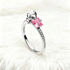 Anillo de plata de ley con Stitch de Disney y piedra rosa. Regalo personalizado de joyería para ella. imagen 2