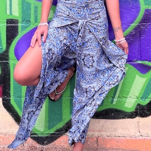 Pantalones palazzo de seda mezclada, aberturas laterales estilo boho, pantalones ligeros para festivales de playa.
