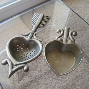 Colador de té vintage de peltre con forma de corazón y flecha, con plato antigoteo – Beehive Hecho a mano