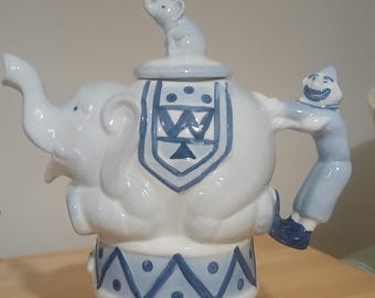 Tetera vintage con forma de elefante de circo y asa de payaso, diseñada por Roy Simpson para J. Luber.
