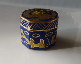 Miniatura ottagonale portagioie/portapillole cinese vintage anni '60 in smalto cloisonné, con sfondo blu e motivo di drago dorato.