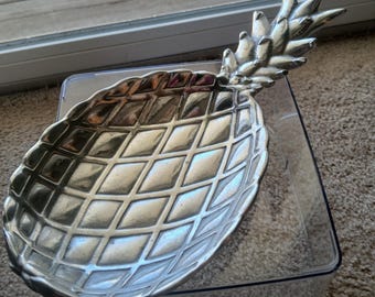 Bandeja/Plato para servir con forma de piña, de aluminio fundido con base, modelo Armetale de Wilton & Co, estilo vintage, 33 cm (13 pulgadas).