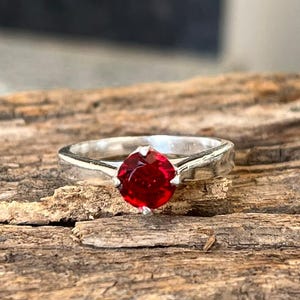 Statementring rode zirkoon, sterlingzilveren solitaire, minimalistische edelsteensieraden