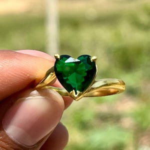 Hartvormige smaragdgroene ring, groene edelsteen gouden ring, statement solitaire ring, romantisch cadeau voor haar, vintage stijl sieraden, hart geslepen ring