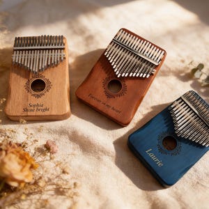 Puede incluir: Una taza de cerámica blanca con un asa negra y el texto "But First, Coffee" en negro, con una fuente de estilo manuscrito. La taza está sobre una superficie blanca.