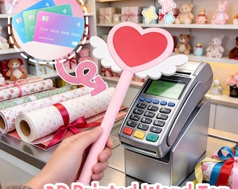 Tarjetero con forma de varita mágica de ángel y corazón de Chica Mágica. Lindo accesorio para tarjetas. Regalo personalizado en color para fans de Chicas Mágicas. Tarjetero único hecho a mano.