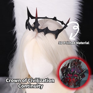 Op de afbeelding: Een zwarte 3D-geprinte kroon met scherpe, hoekige punten en rode accenten. De kroon is gelabeld met "Crown of Civilization Continuity" en wordt getoond op een witte pruik. De afbeelding bevat ook de tekst "3D Printed Material".