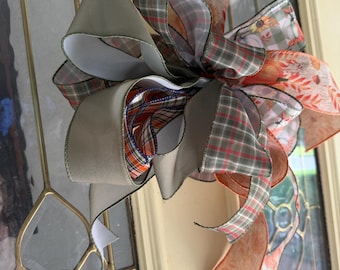 Adorno de puerta con lazo de corona de Acción de Gracias otoñal / Lazo de arpillera a cuadros otoñal hecho a mano / Decoración rústica de puerta estilo granja color naranja calabaza
