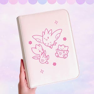 Pokémon-Sammelalbum nach Wunsch – Individuell gestaltetes Pokémon-Sammelalbum • Sammelkarten-Sammelalbum • Togepi, Togekiss, Togetic • Ästhetisches Album • 4/9 Fächer – Niedlich und kawaii