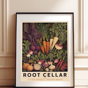 Könnte beinhalten: Ein gerahmter Kunstdruck mit Wurzelgemüse wie Karotten, Rüben, Zwiebeln und Steckrüben auf dunklem Hintergrund. Der Text am unteren Rand lautet ROOT CELLAR, AUTUMN PRODUCE, WEEKEND MARKET in einer schlichten, dunklen Schriftart.