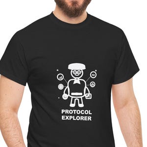 T-shirt Explorateur de protocoles / Programmeur / Conception de code / Cadeau pour développeur / T-shirt d'ingénieur logiciel
