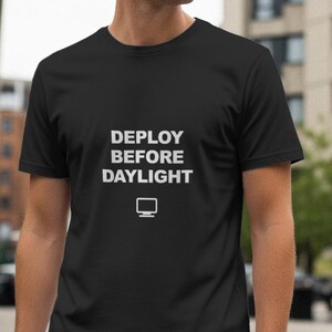 Wdrażanie przed świtem / Koszulka programisty / Prezent DevOps / Koszulka programisty / Odzież programisty