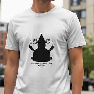 Puede incluir: Una camiseta blanca con una silueta negra de un mago y el texto "PYTHON AUTOMATION WIZARD". El mago tiene un sombrero puntiagudo y sostiene dos orbes. La camiseta la lleva una persona. El fondo muestra una calle y edificios.
