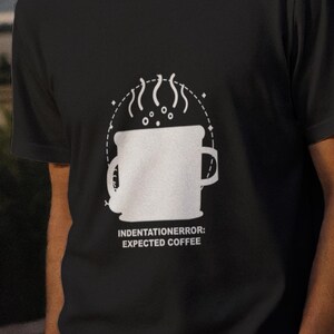 Einrückungsfehler erwartet Kaffee / Programmierer-Shirt / Coding-T-Shirt / Entwicklergeschenk / Lustiges Tech-Shirt
