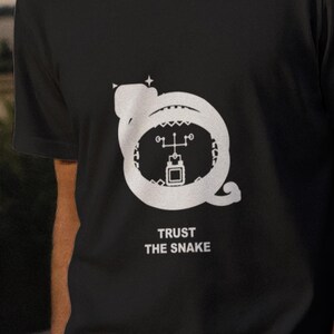 Koszulka Trust The Snake / Koszulka programisty Python / Koszulka z kodowaniem / Prezent dla programisty / Odzież dla inżyniera oprogramowania