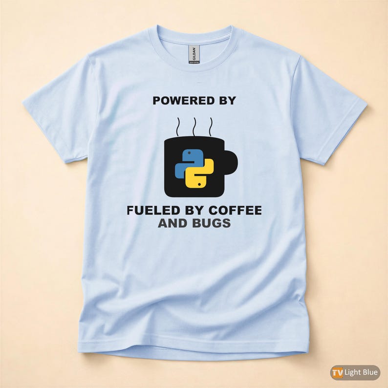 Camiseta "Powered By Python" / Camiseta para Desenvolvedor/Programador / Camiseta com Humor sobre Café e Programação imagem 9