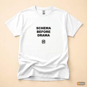 Koszulka „Schemat przed dramatem” / Koszulka programisty SQL / Koszulka programisty baz danych / Prezent dla inżyniera danych / Odzież z humorem SQL zdjęcie 7