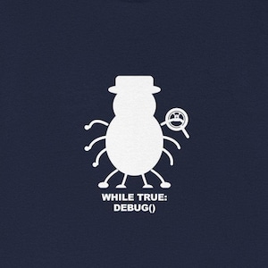 Op de afbeelding: Marineblauw t-shirt met een witte cartoon spin met een hoed en een vergrootglas. De tekst "WHILE TRUE: DEBUG()" staat eronder. Een casual, grafisch t-shirt.