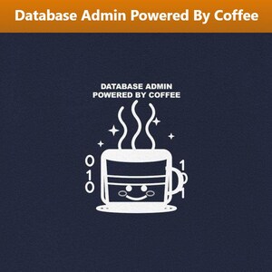 Può includere: T-shirt blu navy con grafica bianca di una tazza di caffè sorridente e la scritta "DATABASE ADMIN POWERED BY COFFEE". La maglietta ha anche la scritta "Database Admin Powered By Coffee" in alto.