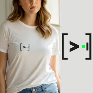 Puede incluir: Una camiseta blanca de manga corta con un pequeño gráfico en el pecho. El gráfico consiste en corchetes negros que encierran un símbolo de mayor que en negro, un pequeño círculo verde sólido y un segmento de línea vertical negro.