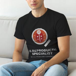Puede incluir: Camiseta negra con un diseño de mariquita roja dentro de un círculo. El texto "BUG REPRODUCTION SPECIALIST" y "MAKING PROBLEMS CONSISTENT" también está presente. La mariquita tiene lunares blancos.