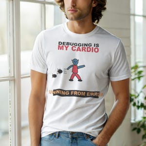 Può includere: T-shirt bianca con la scritta "Debugging is My Cardio" in nero e rosso. Un personaggio dei cartoni animati rosso e blu scappa da insetti neri. La frase "Running from Error" è stampata sotto.