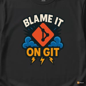 Könnte beinhalten: Schwarzes T-Shirt mit dem Text "BLAME IT ON GIT" in Weiß und Gold. Das Design umfasst ein Git-Logo in einem orangefarbenen Diamanten, blaue Wolken und gelbe Blitze. Das T-Shirt wird von einer Person getragen.