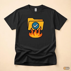 Könnte beinhalten: Schwarzes T-Shirt mit einer Grafik einer gelben Ordner-Datei und einem blauen Häkchen, vor orangefarbenen und gelben Flammen. Das Design ist mittig platziert und erzeugt einen auffälligen visuellen Effekt.
