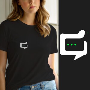 Pode incluir: Uma t-shirt preta de manga curta com um logótipo gráfico branco no lado esquerdo do peito. O logótipo representa o contorno de um balão de fala estilizado com três pequenos pontos verdes centrados no interior, semelhante a um ícone de notificação.