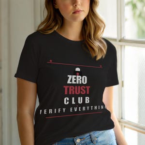 Zero Trust Club / Sicurezza informatica / Maglietta per sviluppatori / Tipografia audace