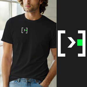 Puede incluir: Una camiseta negra de manga corta con un pequeño gráfico en el pecho izquierdo. El gráfico consiste en corchetes blancos que encierran un símbolo de cheurón blanco y un cuadrado verde brillante, representando un icono de línea de comandos.