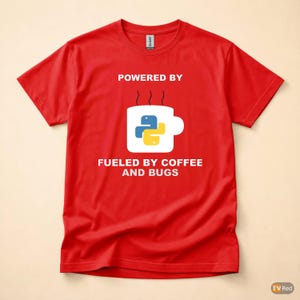 Camiseta "Powered By Python" / Camiseta para Desenvolvedor/Programador / Camiseta com Humor sobre Café e Programação imagem 5