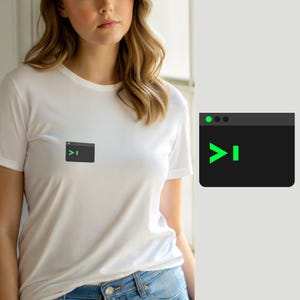 Puede incluir: Una camiseta blanca de manga corta con un pequeño gráfico en el pecho. El gráfico es una ventana de terminal de computadora rectangular de color gris oscuro con un símbolo de comando verde y un cursor parpadeante.