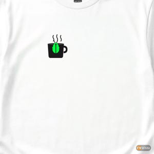 Puede incluir: Camiseta blanca con un pequeño gráfico de una taza de café negra con una hoja verde y vapor. El diseño está en el pecho. La camiseta está hecha de algodón grueso. Un diseño simple y minimalista.