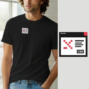 Op de afbeelding: Een zwart T-shirt met korte mouwen en een kleine vierkante afbeelding op de linkerborst. De afbeelding toont een gestileerd rood gepixeld X-symbool, drie horizontale grijze lijnen en een klein rood vierkantje in de rechterbovenhoek.