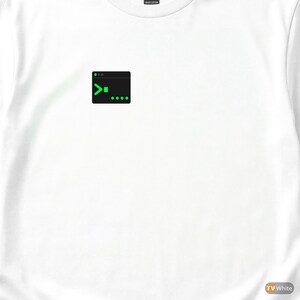 Könnte beinhalten: Weißes T-Shirt mit einer kleinen, schwarzen quadratischen Grafik, die eine grüne Terminalaufforderung darstellt. Die Grafik zeigt einen grünen Pfeil und drei grüne Punkte, die eine Befehlszeilenschnittstelle darstellen. Das T-Shirt ist aus schwerer Baumwolle.