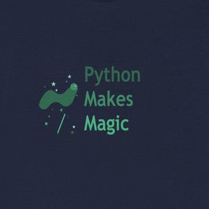 Könnte beinhalten: Marineblaues T-Shirt mit dem grünen Text "Python Makes Magic". Das Design beinhaltet eine grüne wellenförmige Form mit Sternen und einer Linie. Das Shirt ist einfarbig und hat kurze Ärmel.