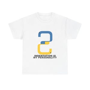 Può includere: T-shirt bianco con grafica blu e gialla stilizzata a forma di 2. Il testo "INDENTATION IS MY PERSONALITY" è stampato sotto in grigio. La maglietta è realizzata in un materiale morbido e confortevole. Abbigliamento casual.