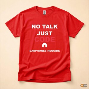 Op de afbeelding: Een rood t-shirt met de tekst "NO TALK JUST CODE HEADPHONES REQUIRE" in wit en rood. Het shirt heeft een ronde hals en korte mouwen. Het ontwerp bevat een koptelefoonpictogram.