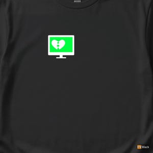 Op de afbeelding: Zwart T-shirt met een witte afbeelding van een televisiescherm met een groen hart met een gebroken lijn in het midden. Het shirt heeft een ronde hals en korte mouwen. De tekst "TV Black" staat rechtsonder.
