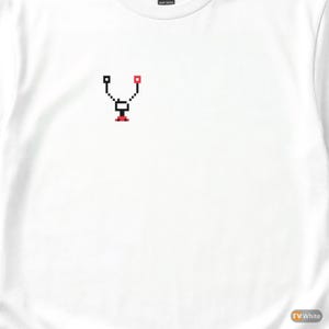 Puede incluir: Camiseta blanca con un diseño pixelado de estetoscopio en negro y rojo. El diseño está centrado en el pecho. La camiseta es de algodón grueso.