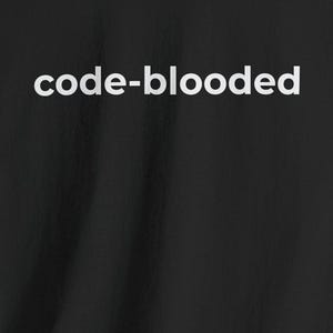 Op de afbeelding: Zwart T-shirt met de witte tekst "code-blooded" over de borst. De tekst is in een schreefloze lettertype. Het shirt heeft korte mouwen en een ronde hals.