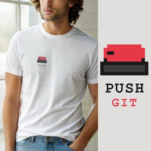 Puede incluir: Una camiseta blanca de manga corta con un pequeño gráfico de pixel art en el pecho izquierdo. El gráfico muestra un botón rectangular rojo sobre una base gris oscuro con el texto negro PUSH y el texto rojo GIT impresos debajo.