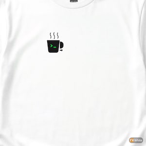 Op de afbeelding: Wit T-shirt met een zwart-groene afbeelding van een koffiekopje met stoom. De beker heeft een codesymbool en een pijl. Het shirt is gemaakt van een zacht, comfortabel materiaal.